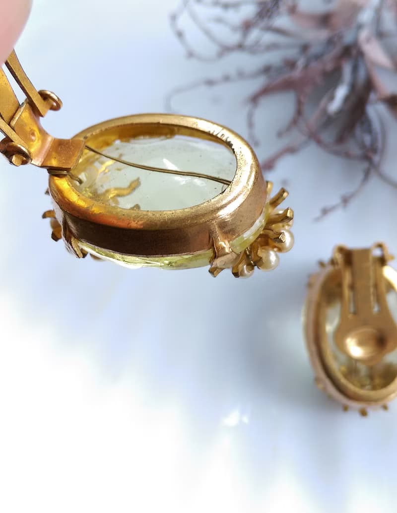 【西洋古董飾品 】淡黃色調 立體花型 萊茵 夾式耳環