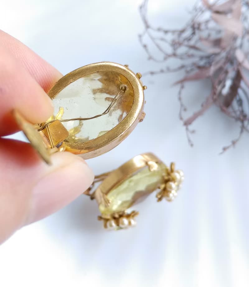 【西洋古董飾品 】淡黃色調 立體花型 萊茵 夾式耳環