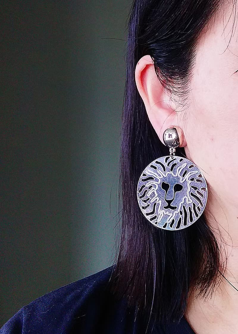 vintage jewelry  古董金屬簍空雄獅夾式耳環