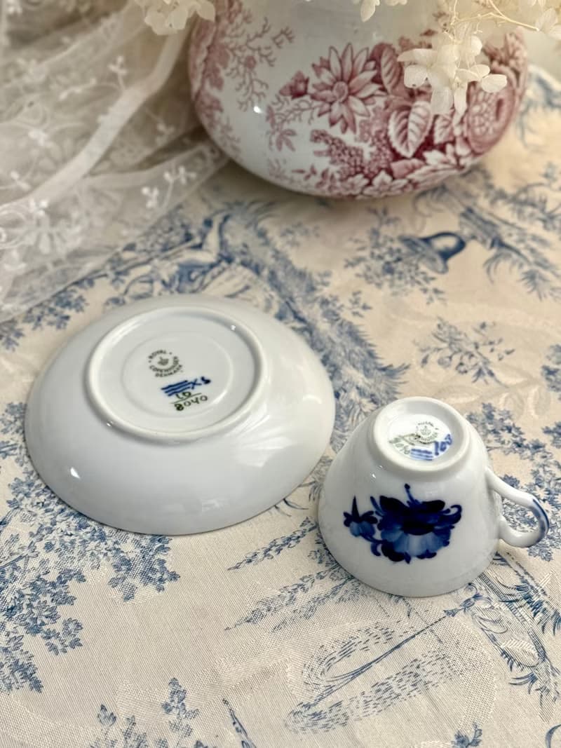 50220-絕美皇家哥本哈根Royal Copenhagen 8040藍花瓷杯碟組