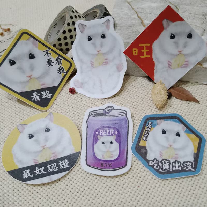 銀狐吃雞肉乾-吃貨出沒-防水車貼-防水貼紙-安全帽貼紙_倉鼠胖胖