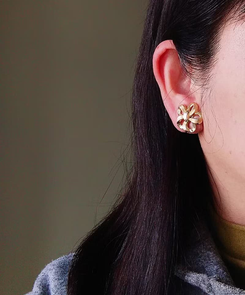 vintage jewelry Trifari 典雅金色花朵蝴蝶結 夾式耳環