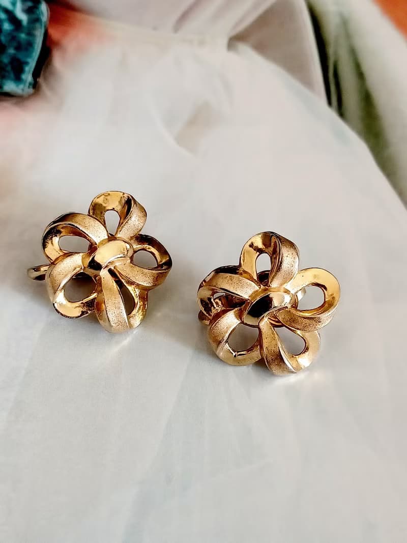 vintage jewelry Trifari 典雅金色花朵蝴蝶結 夾式耳環