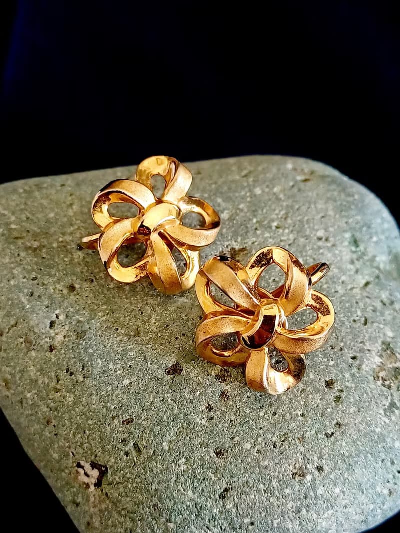vintage jewelry Trifari 典雅金色花朵蝴蝶結 夾式耳環