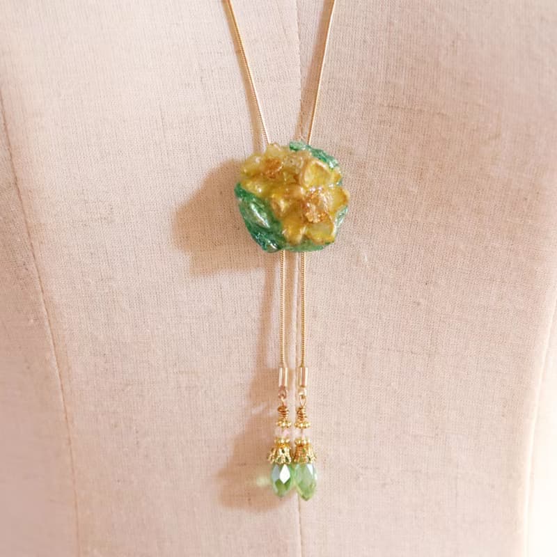 水仙のループタイ　ネックレス・ラリエット風　黄×橙