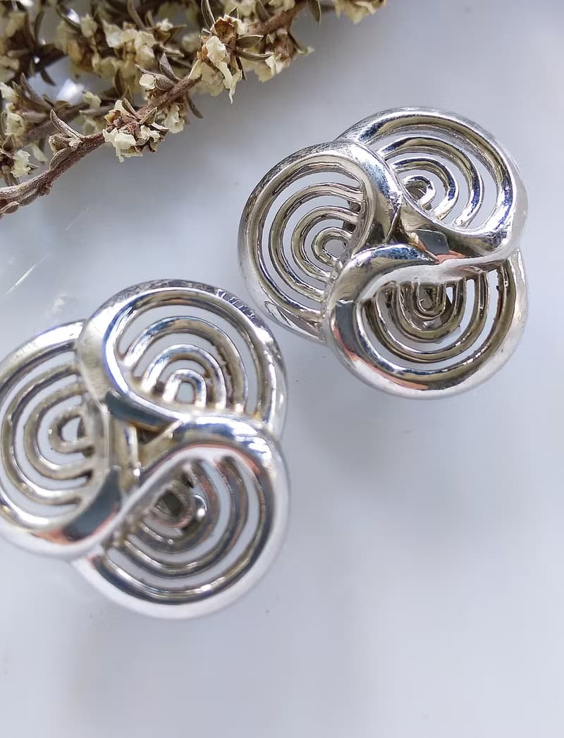 Vintage Jewelry 西洋古董飾品 TRIFARI 銀色調 圈炫渦 夾式耳環