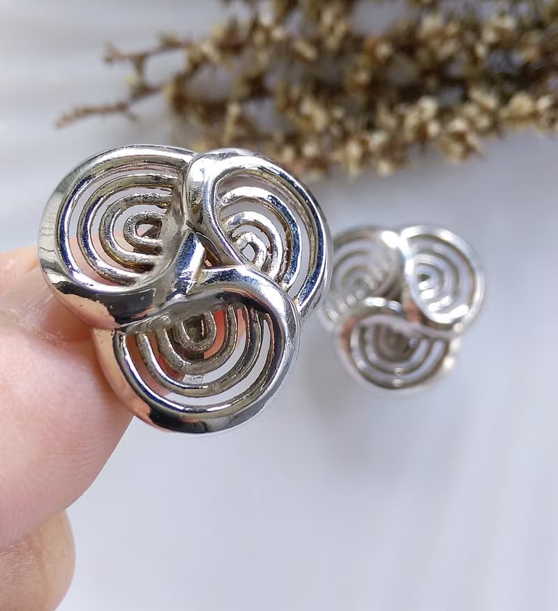 Vintage Jewelry 西洋古董飾品 TRIFARI 銀色調 圈炫渦 夾式耳環