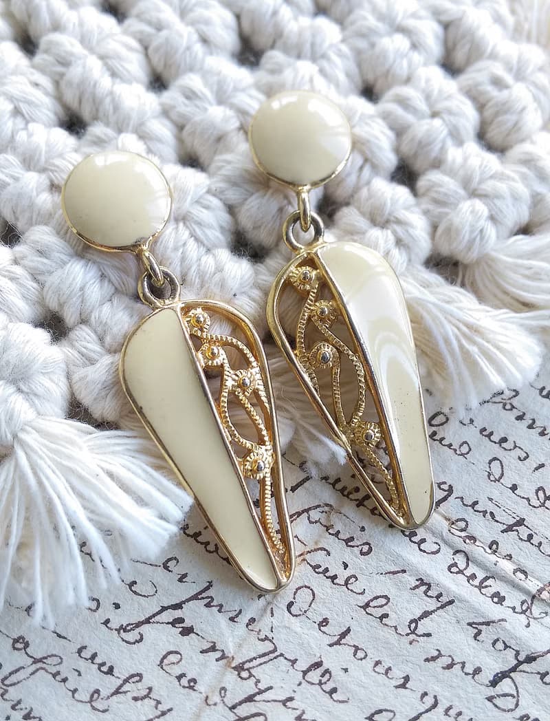 Vintage Jewelry 西洋古董飾品 簍空奶白琺瑯 垂墜 針式耳環