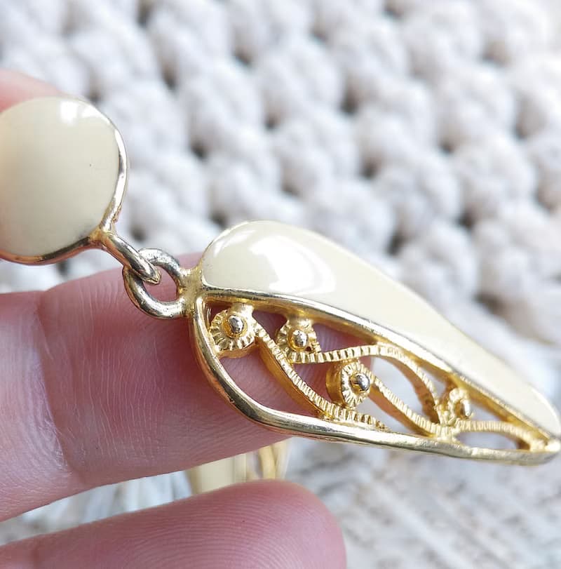 Vintage Jewelry 西洋古董飾品 簍空奶白琺瑯 垂墜 針式耳環
