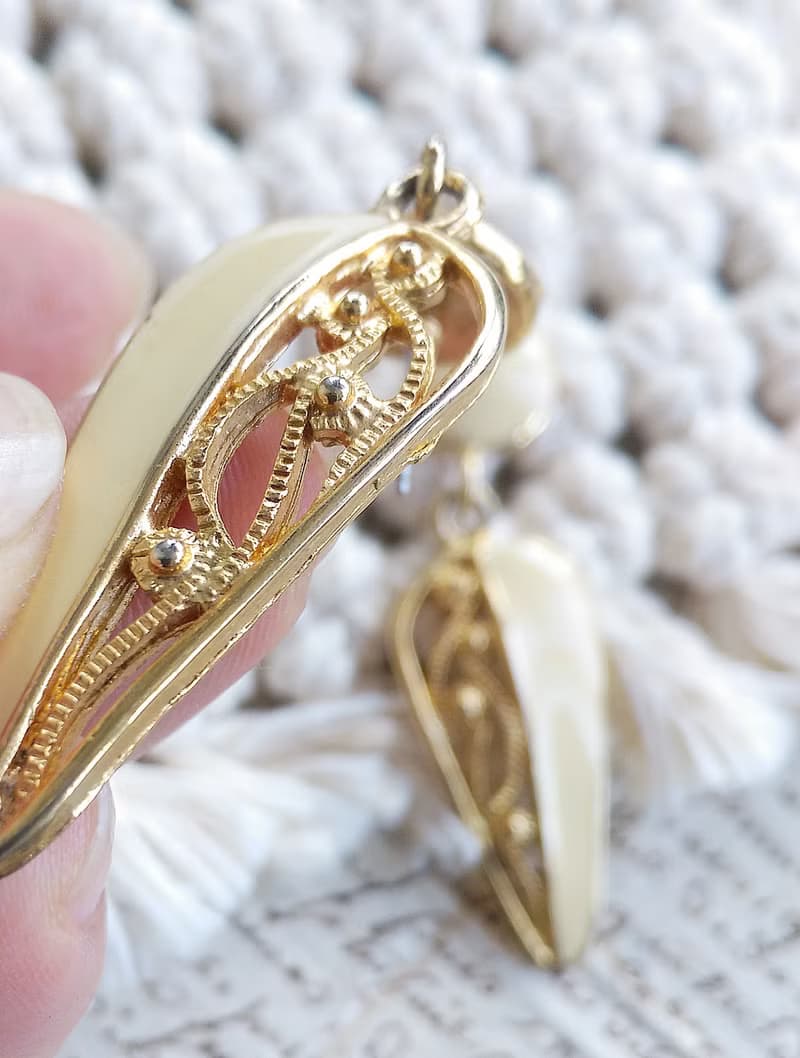Vintage Jewelry 西洋古董飾品 簍空奶白琺瑯 垂墜 針式耳環