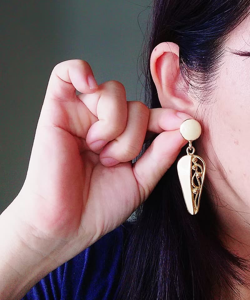 Vintage Jewelry 西洋古董飾品 簍空奶白琺瑯 垂墜 針式耳環