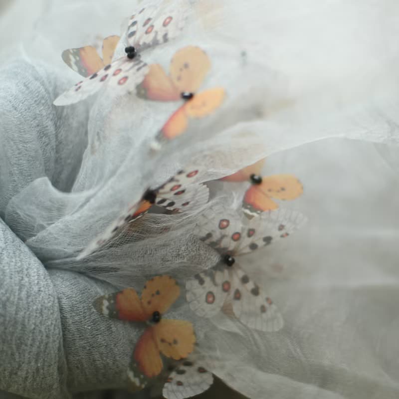 蝴蝶紗片+深淺色皺褶桑蠶絲薄紗雙層圍巾 霜白灰 Scarf