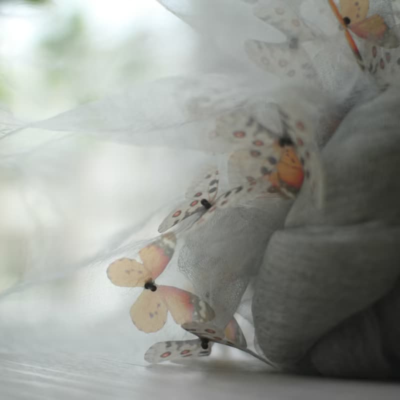 蝴蝶紗片+深淺色皺褶桑蠶絲薄紗雙層圍巾 霜白灰 Scarf