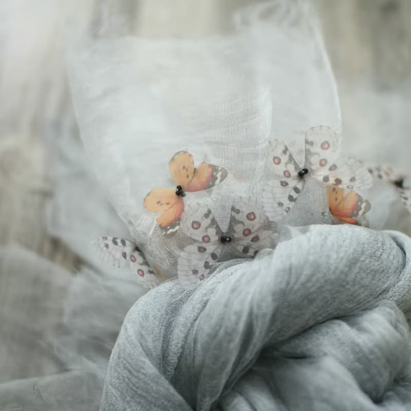 蝴蝶紗片+深淺色皺褶桑蠶絲薄紗雙層圍巾 霜白灰 Scarf