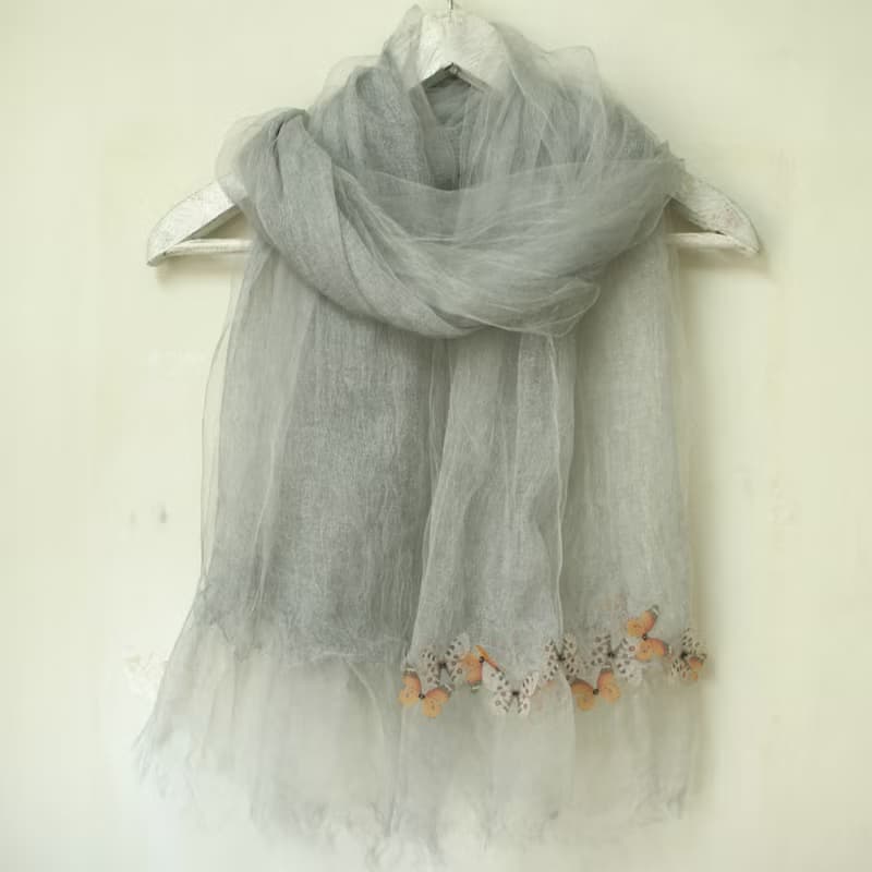 蝴蝶紗片+深淺色皺褶桑蠶絲薄紗雙層圍巾 霜白灰 Scarf