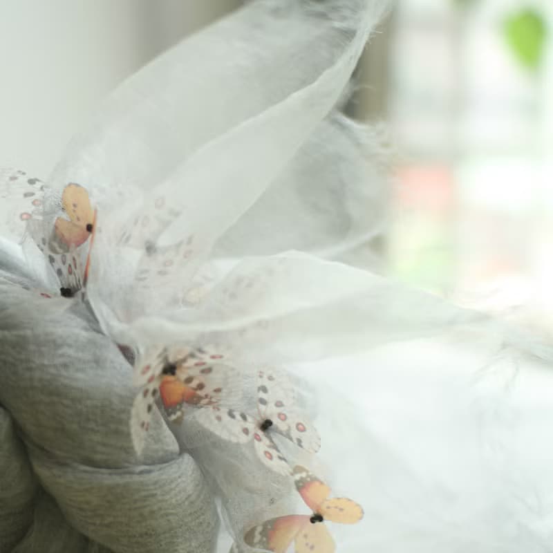 蝴蝶紗片+深淺色皺褶桑蠶絲薄紗雙層圍巾 霜白灰 Scarf