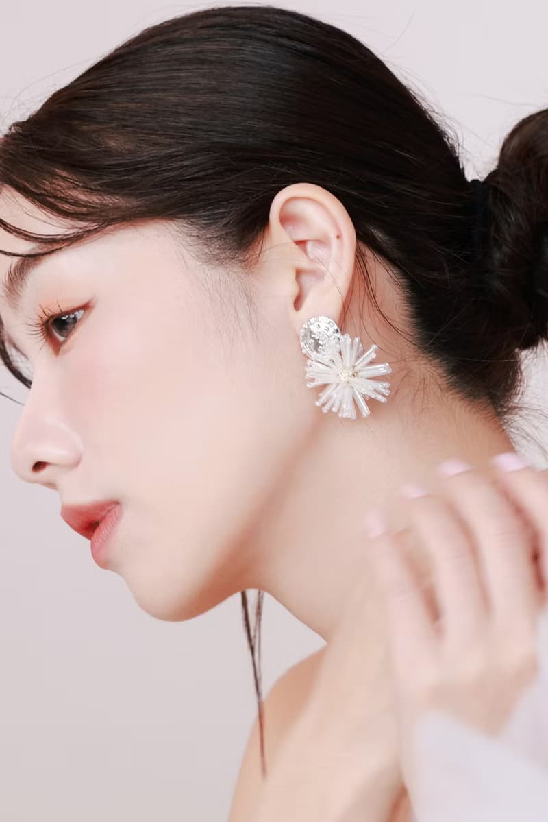 COR-DATE / 銀幣白色綻放耳環