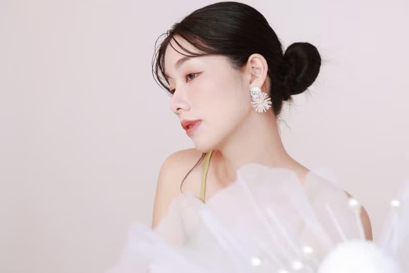 COR-DATE / 銀幣白色綻放耳環