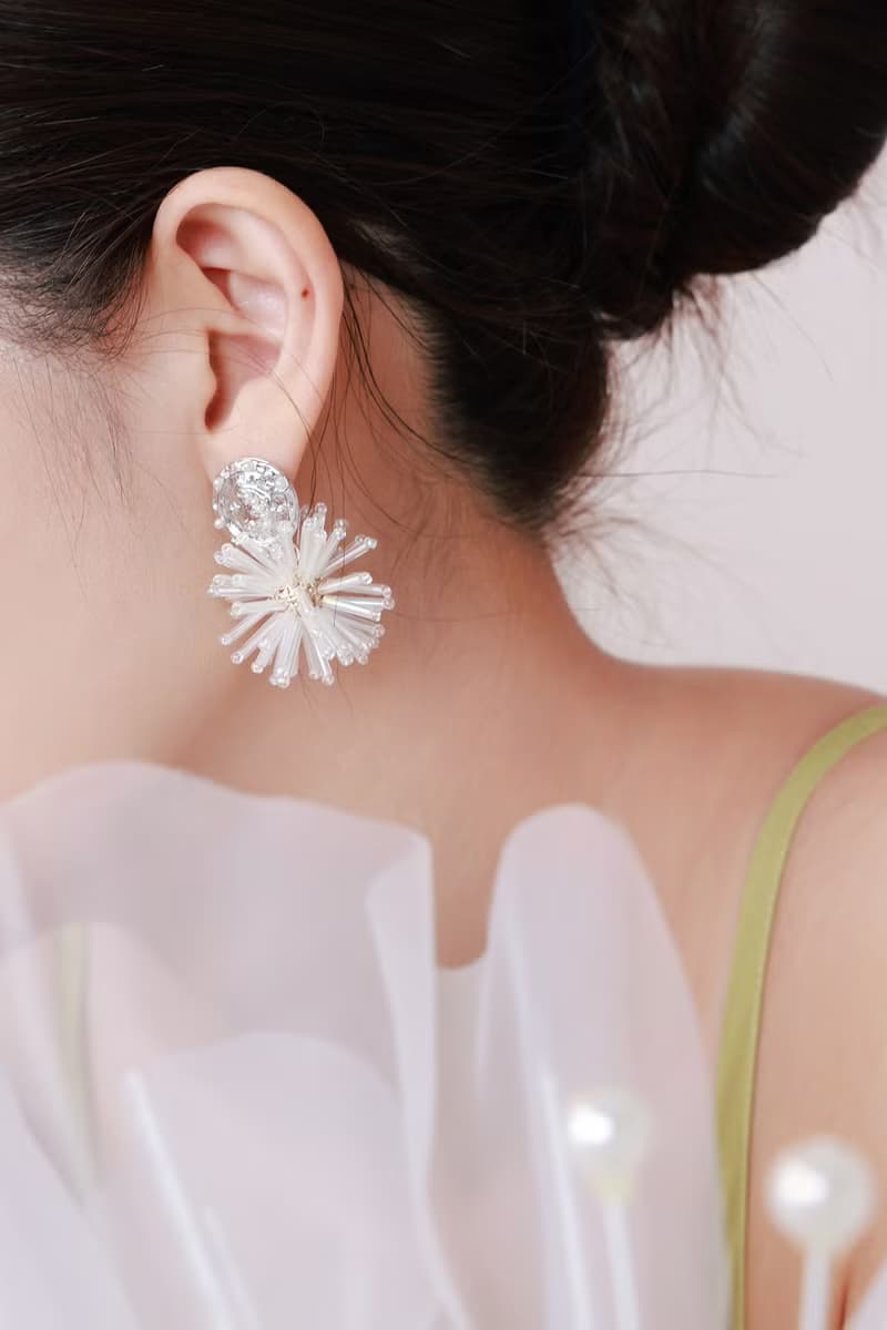 COR-DATE / 銀幣白色綻放耳環