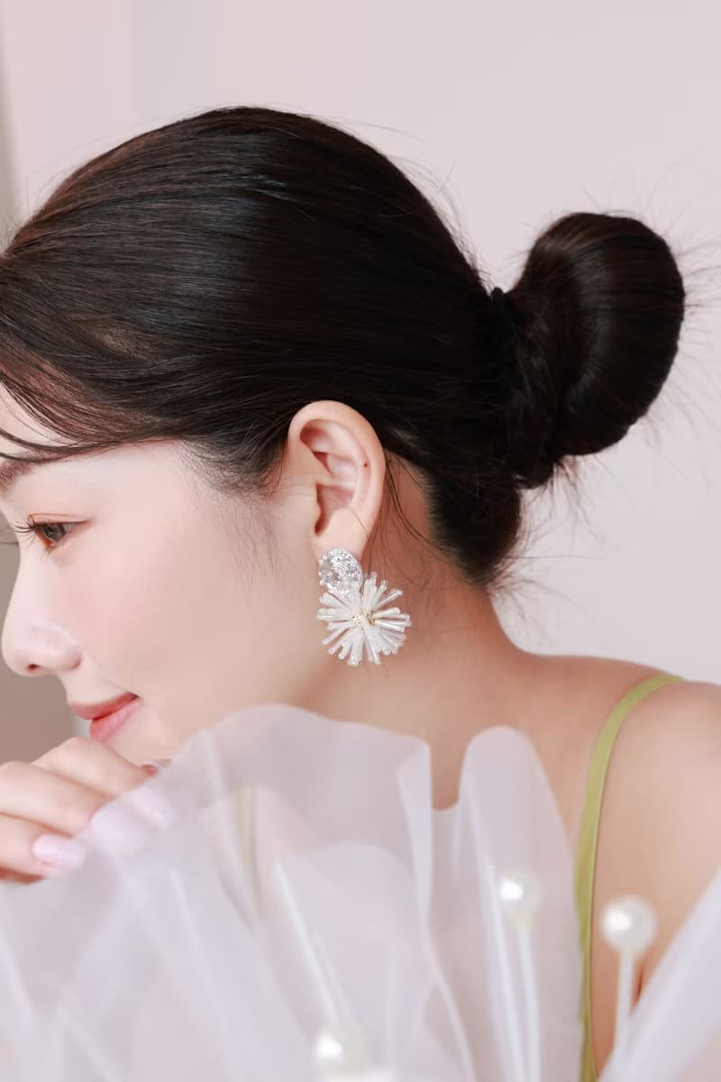 COR-DATE / 銀幣白色綻放耳環