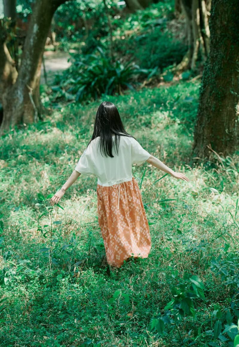 印花樂X連俞涵 低腰線拼接長洋裝/花開原野/百合橙花/山羌閱覽室