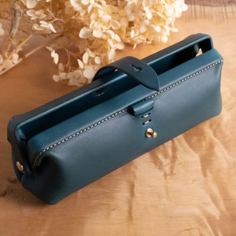 イタリアンレザーのペンケース Paka-pen #PeacockBlue【入学祝】【就職祝】【カスタム可能なギフト】