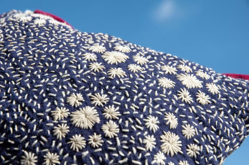 手縫純棉布側背包/刺繡斜背包/刺繡肩背包/indigo手縫藍染包-花朵