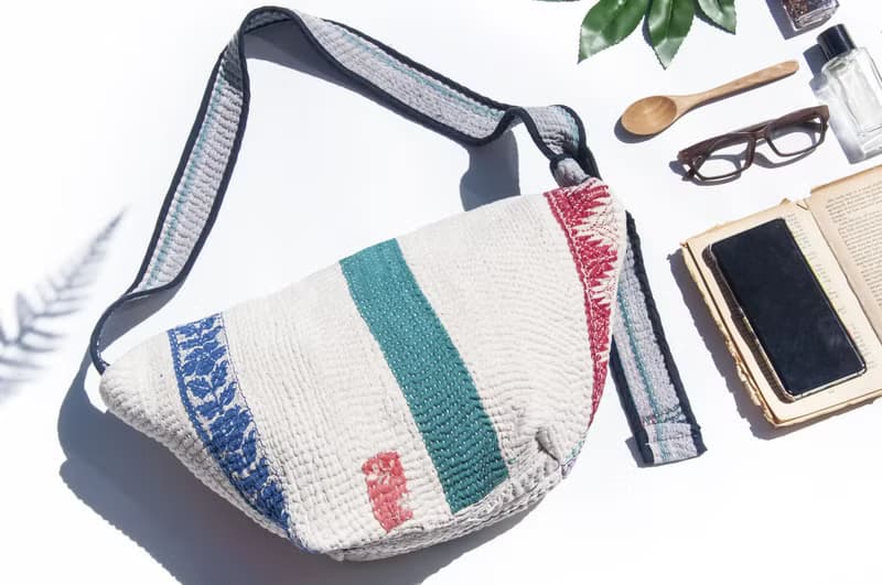 隨身腰包 古布腰包 手工刺繡側背包 斜背包 胸前隨身包 單肩包-白