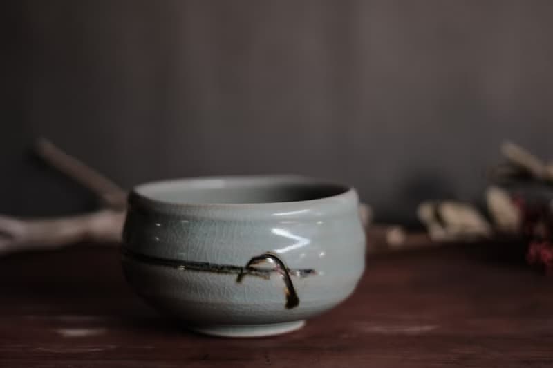 青瓷茶碗 l 繪鐵刻紋
