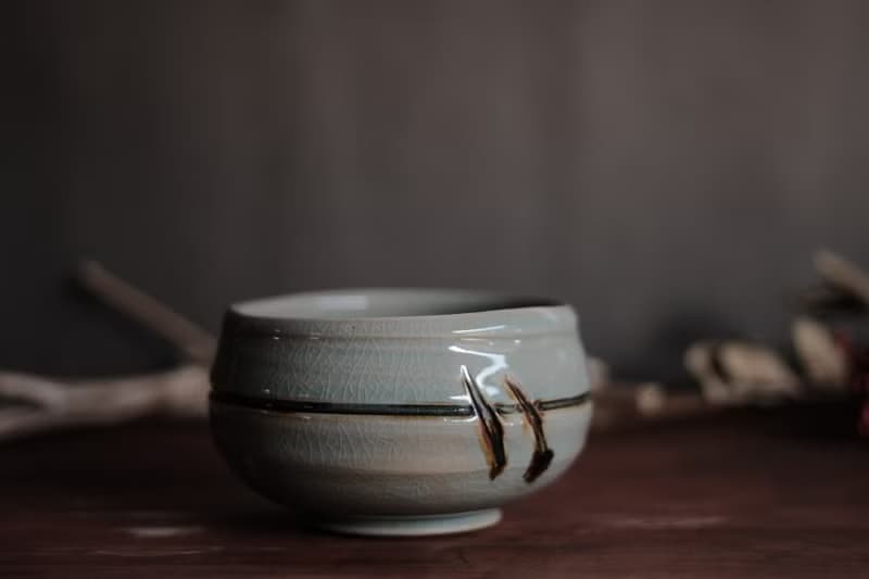 青瓷茶碗 l 繪鐵刻紋