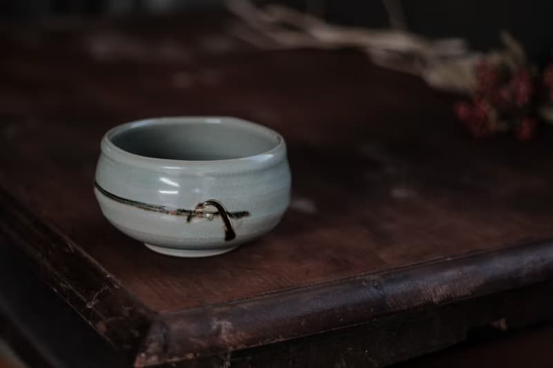 青瓷茶碗 l 繪鐵刻紋