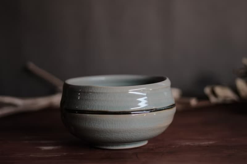 青瓷茶碗 l 繪鐵刻紋