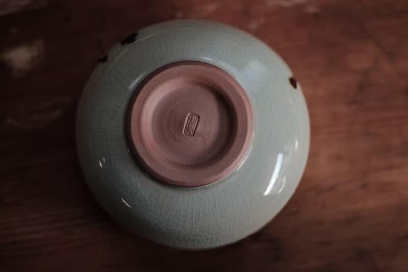 青瓷茶碗 l 繪鐵刻紋