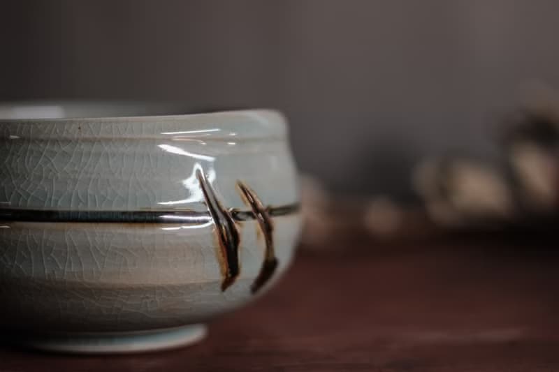 青瓷茶碗 l 繪鐵刻紋