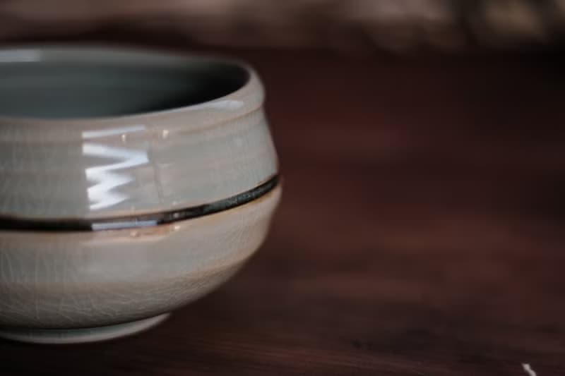 青瓷茶碗 l 繪鐵刻紋