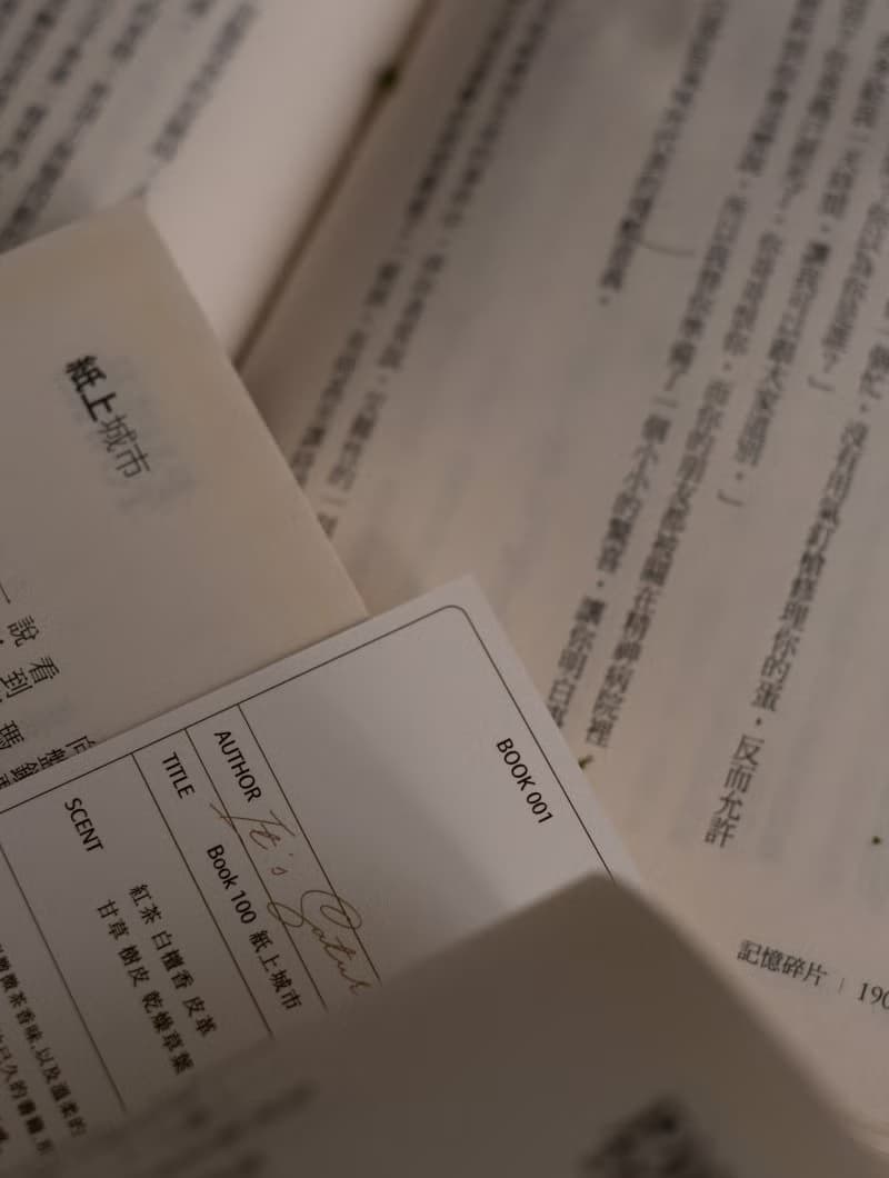 It's Saturday 書紙茶香調 手工水泥杯大豆蠟燭 BOOK100 紙上城市