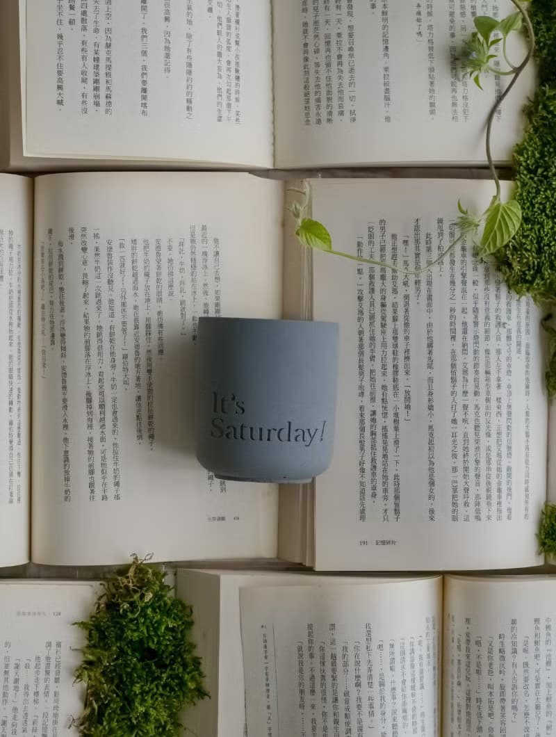 It's Saturday 書紙茶香調 手工水泥杯大豆蠟燭 BOOK100 紙上城市