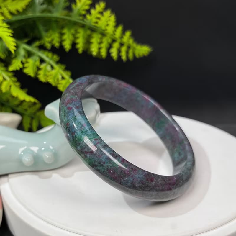 巴西高品紅綠寶手鐲63MM 玉化落梅星光紅寶石黝簾石手環 積極膽識