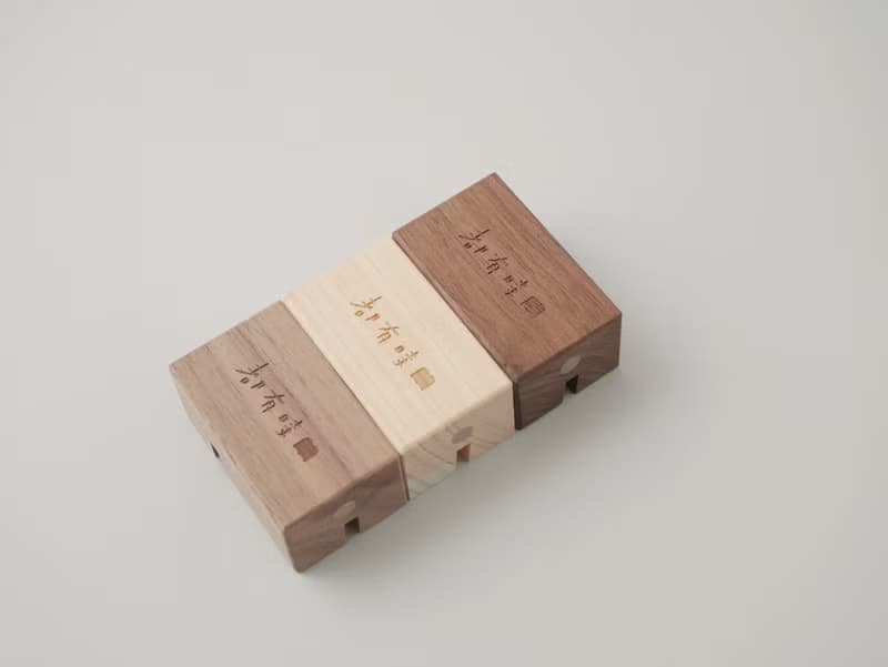 黏TT  胡桃木磁吸十字名片架