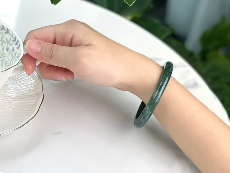 雪森 | 冰糯起膠深藍綠飄雪細平安鐲 / 手圍18.5 | 天然A貨翡翠鐲