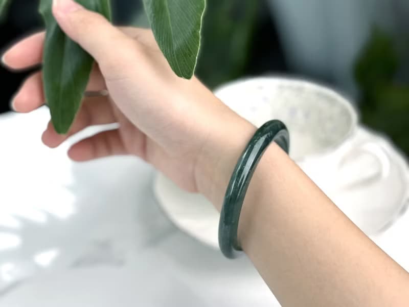 雪森 | 冰糯起膠深藍綠飄雪細平安鐲 / 手圍18.5 | 天然A貨翡翠鐲