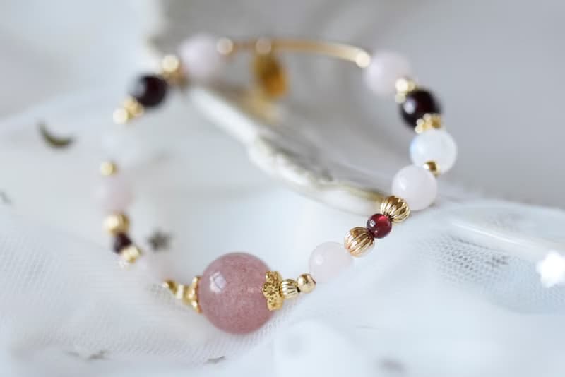 初春。草莓晶 馬粉晶 石榴石 月亮石 天然石 水晶手鍊