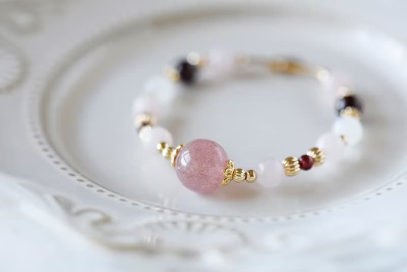 初春。草莓晶 馬粉晶 石榴石 月亮石 天然石 水晶手鍊
