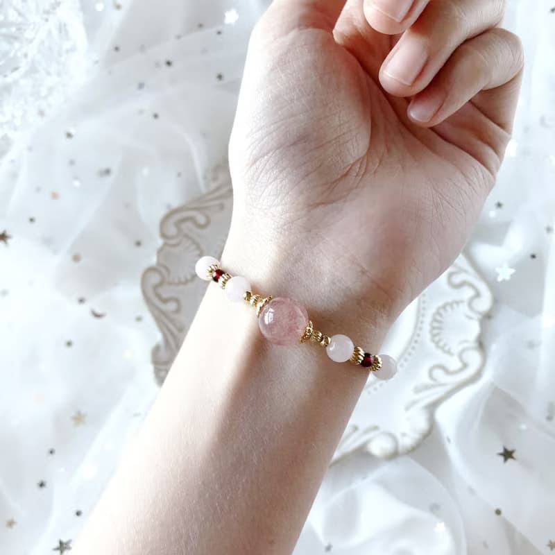初春。草莓晶 馬粉晶 石榴石 月亮石 天然石 水晶手鍊