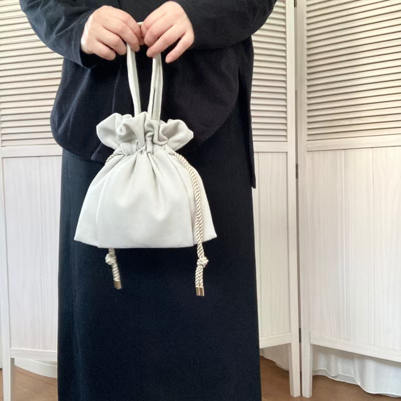 クレープアムンゼン タック巾着ミニバッグ ミルクベージュ