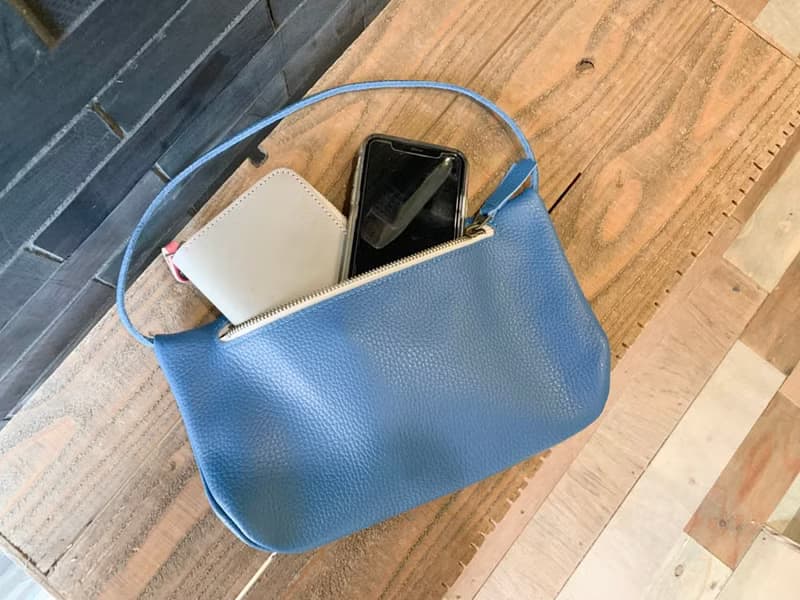 ONE　イタリアンレザー　青が好きな人のブルー　ワンシームレスポーチバッグ　OSP-TT-T