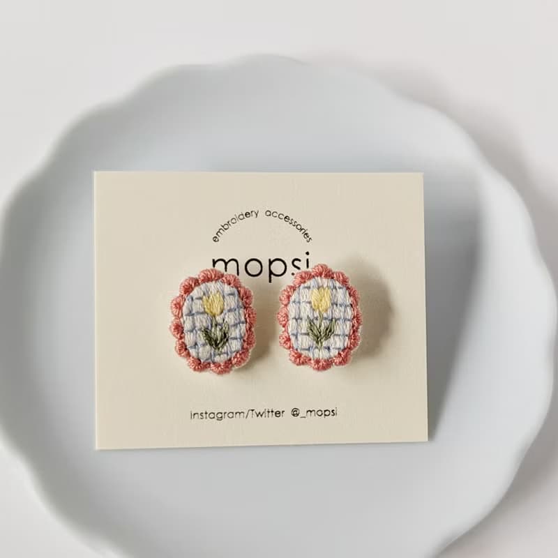 黄色いチューリップ　刺繍ピアス/イヤリング