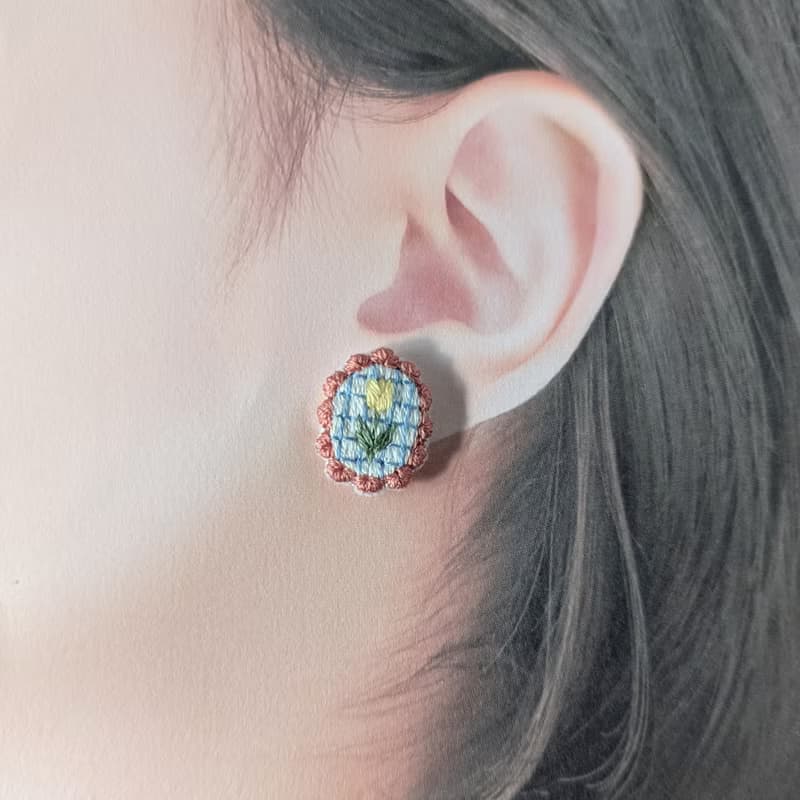 黄色いチューリップ　刺繍ピアス/イヤリング