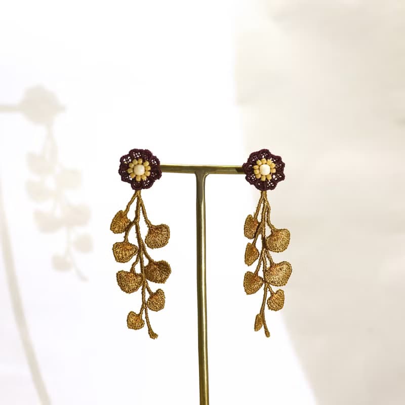 小花刺繍耳飾り　ボルドー