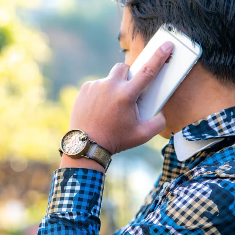 凝望朝陽中閃閃發光水面的青蛙款手錶L